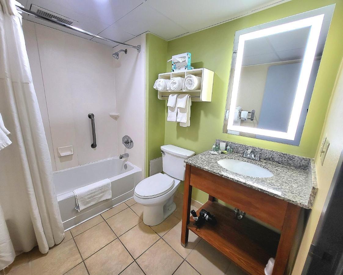 The Barclay Towers Hotel And Resort Virginia Beach Bagian luar foto