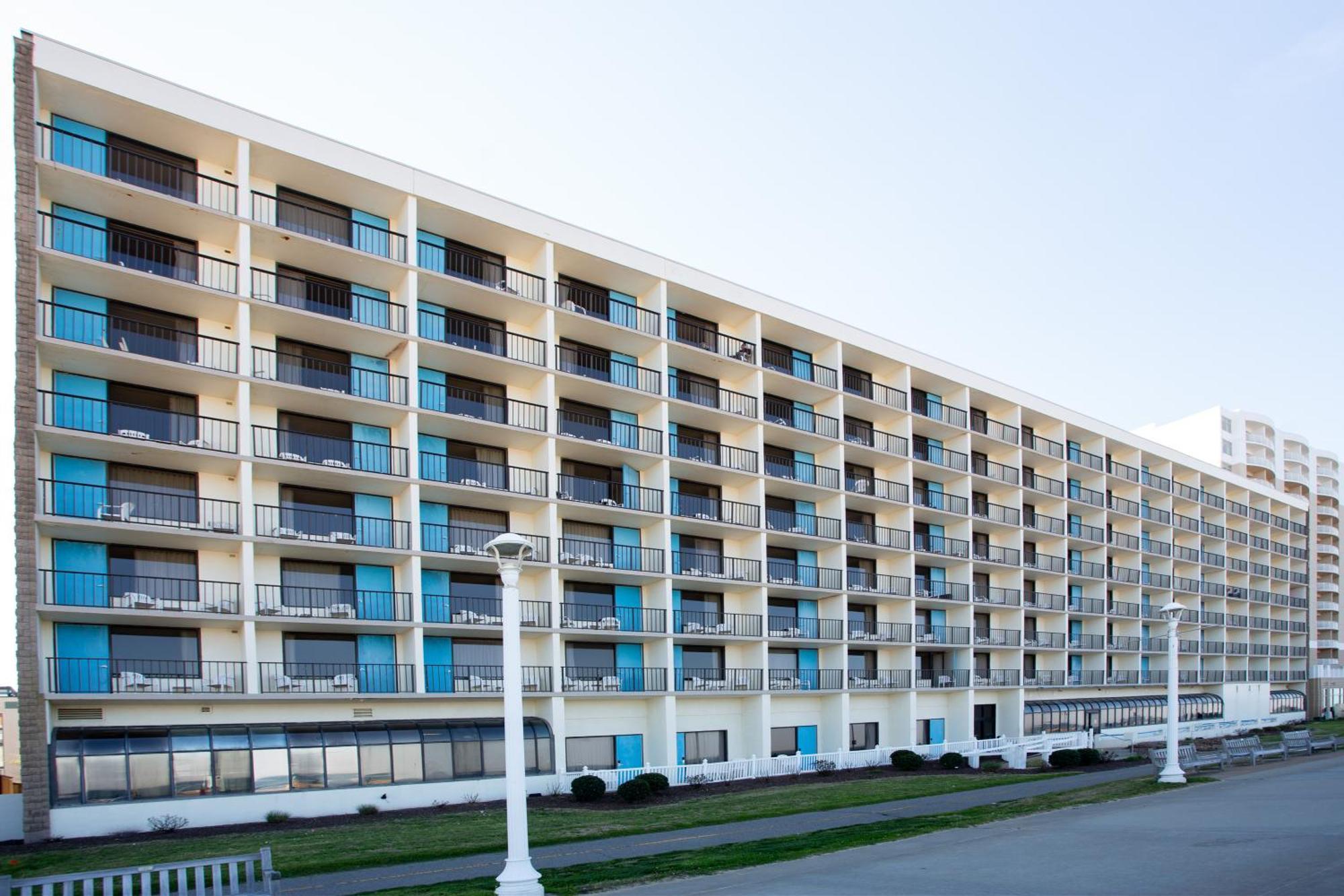The Barclay Towers Hotel And Resort Virginia Beach Bagian luar foto