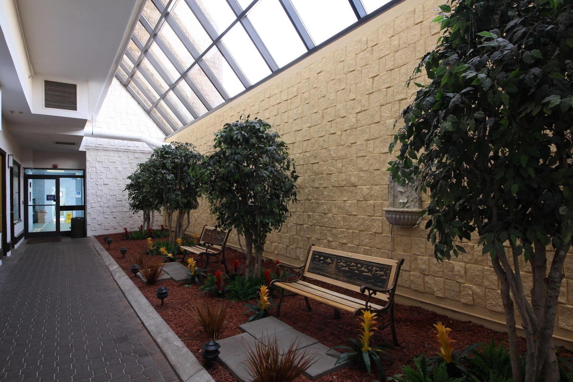 The Barclay Towers Hotel And Resort Virginia Beach Bagian luar foto