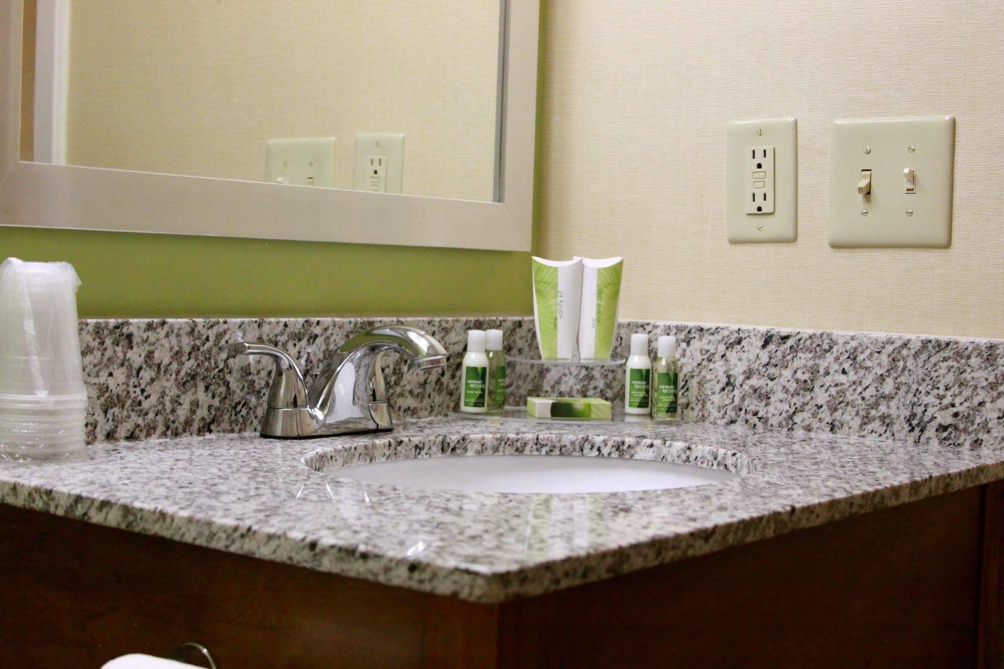 The Barclay Towers Hotel And Resort Virginia Beach Bagian luar foto