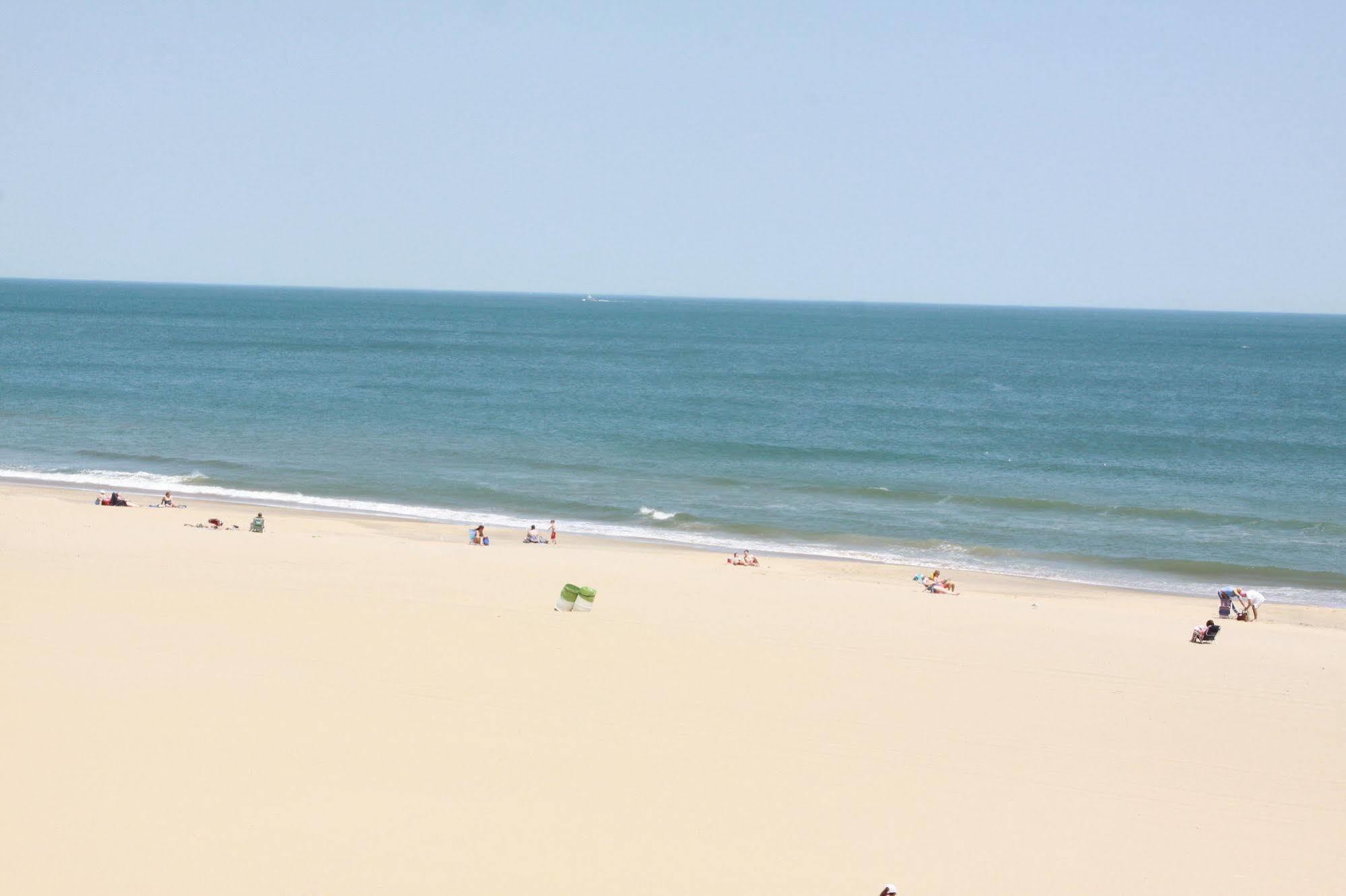 The Barclay Towers Hotel And Resort Virginia Beach Bagian luar foto