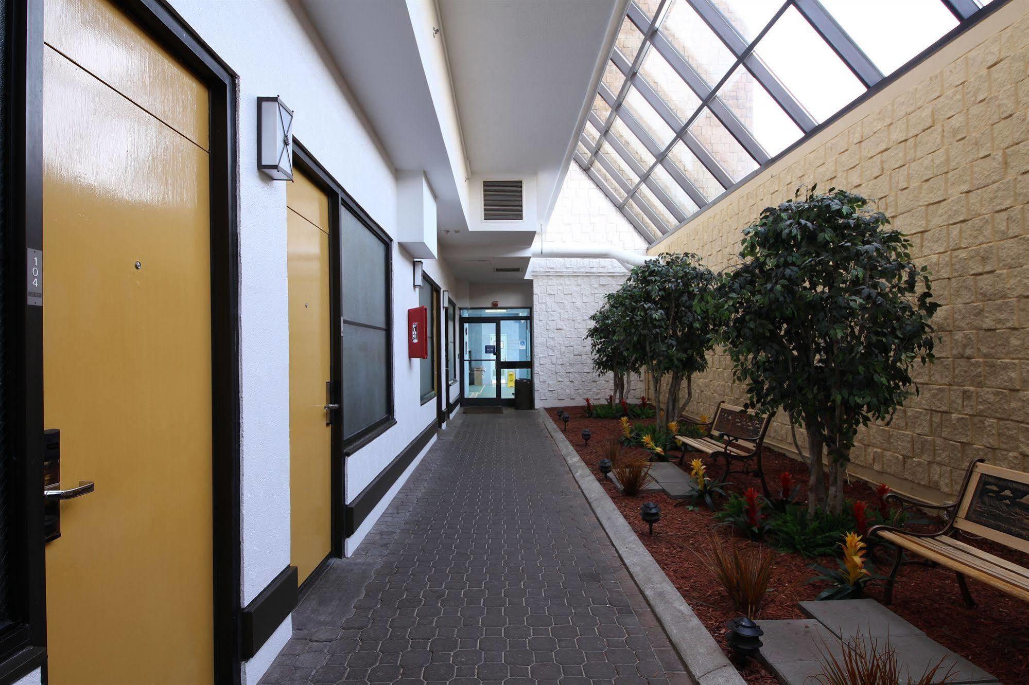 The Barclay Towers Hotel And Resort Virginia Beach Bagian luar foto